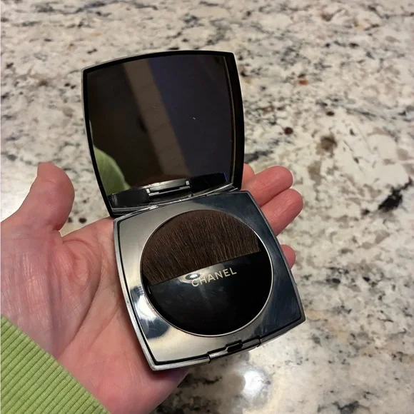 CHANEL Make up AUTHENTIC Powder Compact , brush, powder with Black Logo - Picture 5 of 6